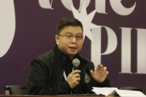 Comelec spokesperson John Rex Laudiangco (center) (PNA photo by Ferdinand Patinio)