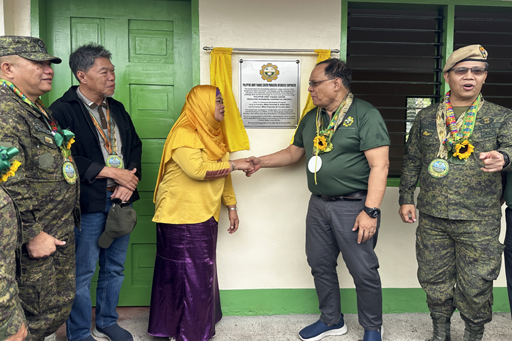 103rd Infantry Brigade Deputy Commander Col. Billy Dela Rosa, Butig Mayor Dimnatang Pansar, and Civil-Military Operations Regiment Deputy Commander Col. Marces Gayat. (Photo by DCC/PIA-10 Lanao del Sur)