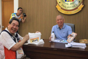Cagayan de Oro Mayor Rolando “Klarex” Uy (right) gladly receives a book