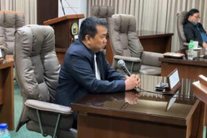 Dr. Gerry Caño (left), Cagayan de Oro Water District board member and head of the utility’s technical working group, speaks before the fact-finding session held at the city council session hall to discuss the COWD’s side on the city’s controversial water issue. (Screengrabbed from the Cagayan de Oro City Information Office FB page)