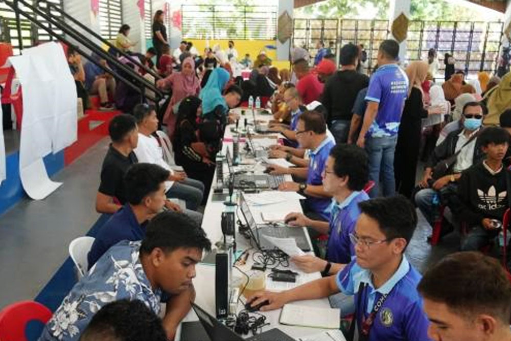 Comelec holds historic voter sign-up in 2 MILF camps
