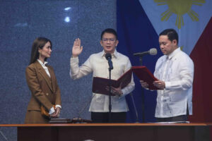 NEW LEADER. Senate President Francis Escudero (center) takes his oath as Senate President before Senator Mark Villar, the youngest in the chamber, during the plenary session on Monday (May 20, 2024). To his right is his wife, actress Heart Evangelista. (PNA photo by Avito C. Dalan)