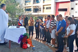 Uriel Quilinguing Monsignor Perseus Cabunoc, vicar general of the Archdiocese of Cagayan de Oro, administers his blessing to members of the media community in Cagayan de Oro, May 20, 2024. Photo courtesy of Myrna Siose